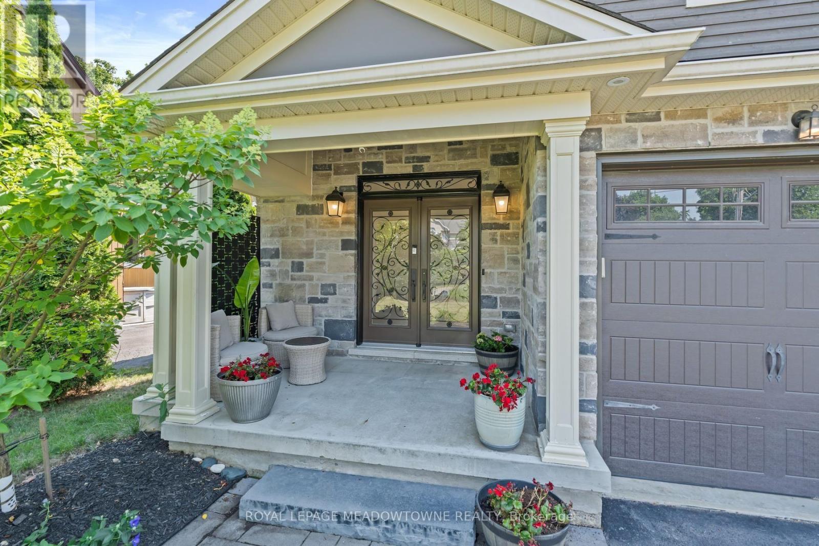 17 Ontario Street, Halton Hills (Georgetown), Ontario  L7G 3K5 - Photo 4 - W13560714