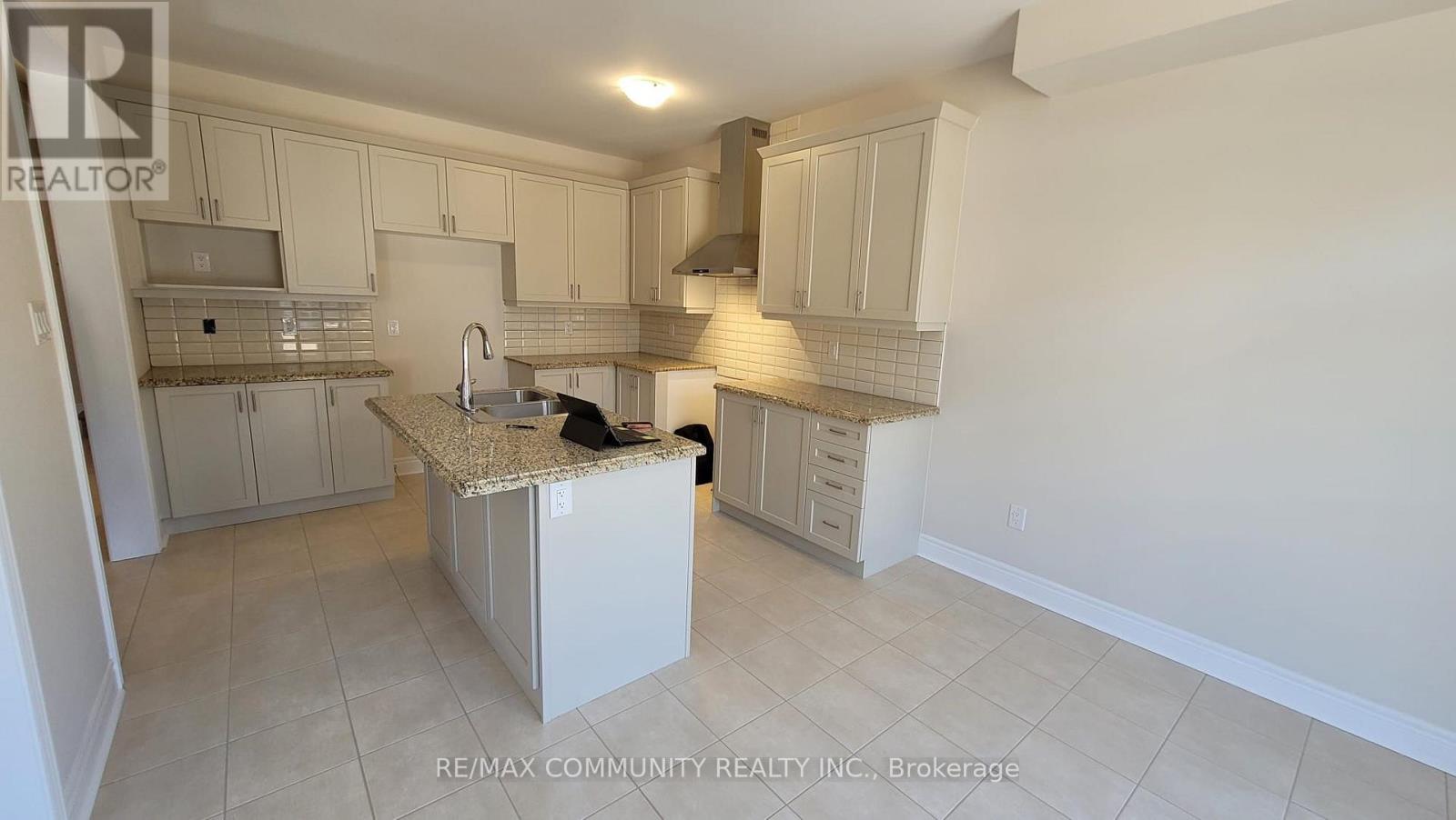 18 Walworth Street, Halton Hills (Georgetown), Ontario  L7G 0N5 - Photo 2 - W13566752