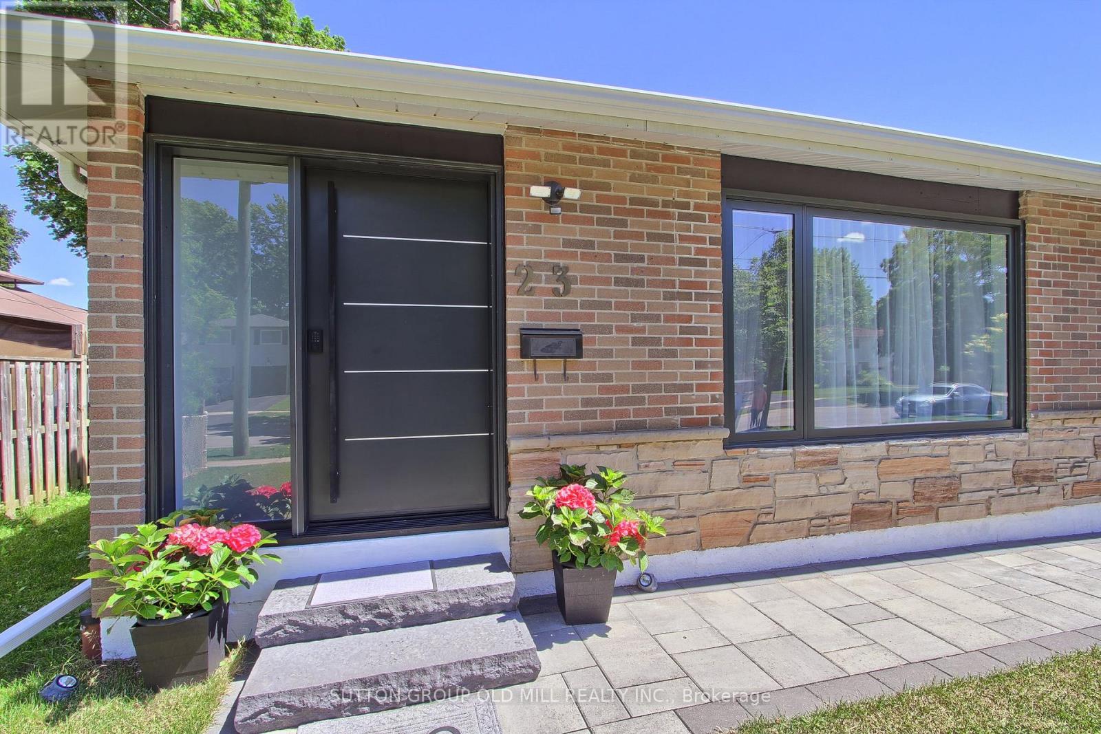 23 Moore Park Crescent, Halton Hills (Georgetown), Ontario  L7G 2T3 - Photo 3 - W13571620