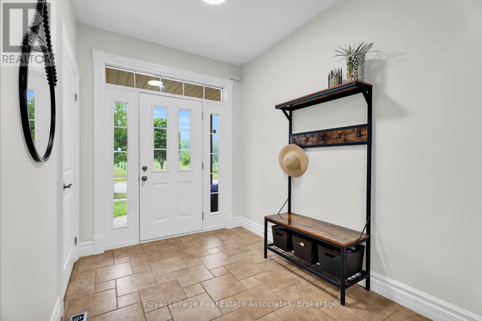 27 Rennie Street, Halton Hills (Ac Acton), Ontario  L7J 2Y7 - Photo 8 - W13573786