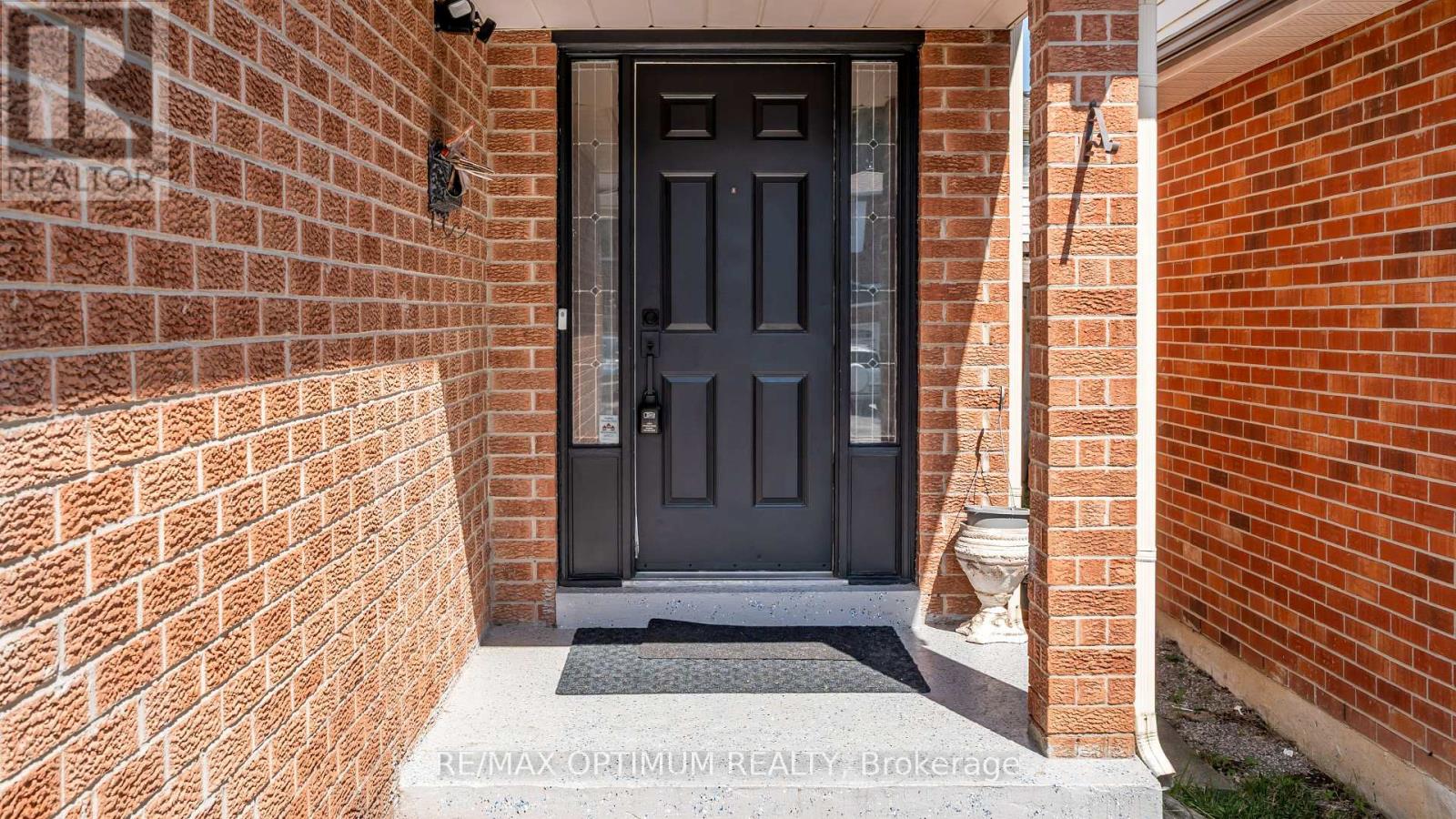 4 Lawnview Court, Brampton (Heart Lake West), Ontario  L7G 1T4 - Photo 2 - W13581778