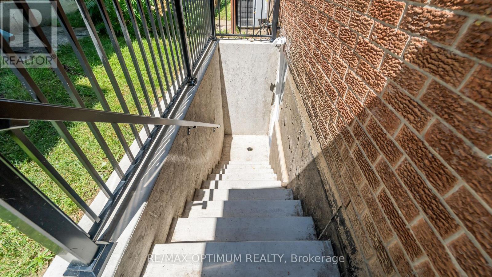4 Lawnview Court, Brampton (Heart Lake West), Ontario  L7G 1T4 - Photo 43 - W13581778
