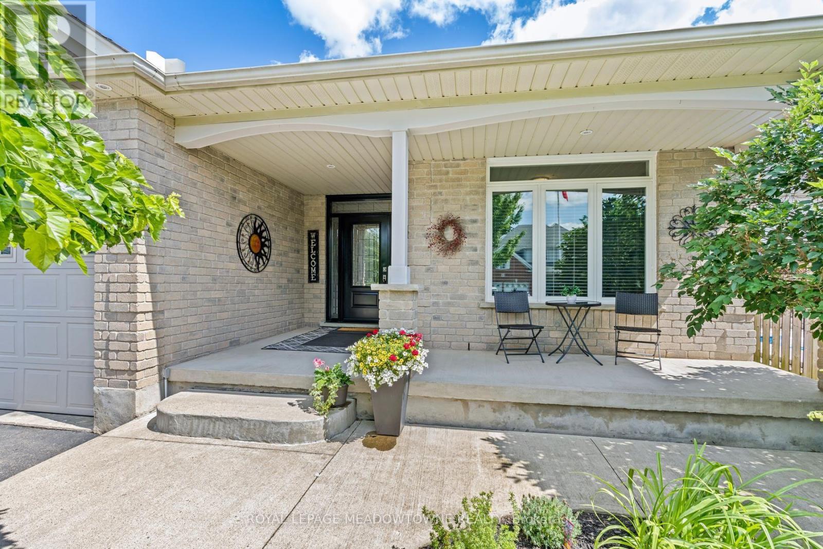 17 Dawkins Crescent, Halton Hills (Ac Acton), Ontario  L7J 2Z4 - Photo 4 - W13602354