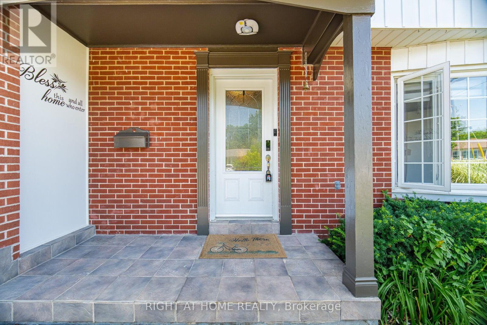 4 Rosefield Drive, Halton Hills (Georgetown), Ontario  L7G 4R1 - Photo 5 - W13615378