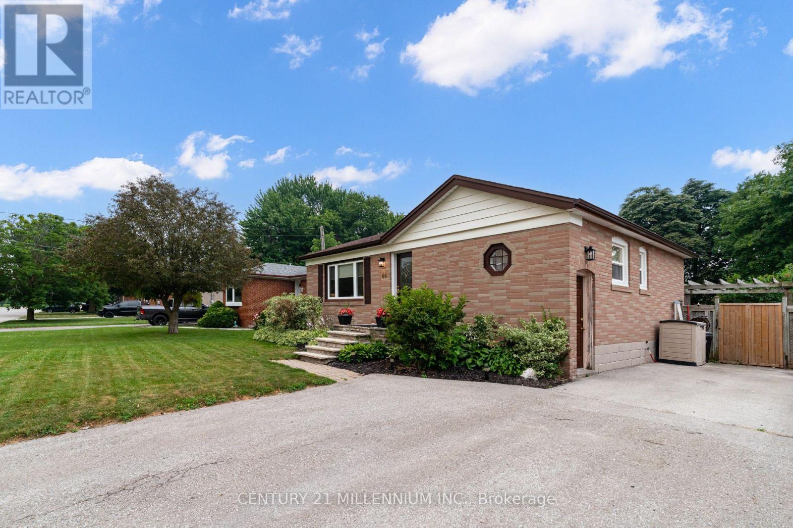44 Byron Street, Halton Hills (Georgetown), Ontario  L7G 3W7 - Photo 2 - W13635238