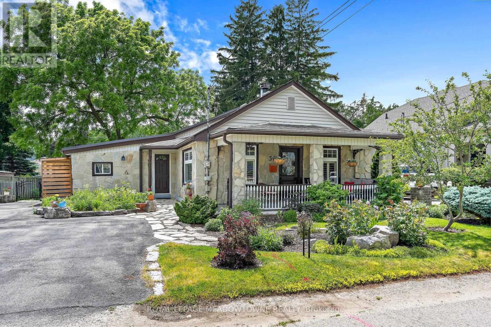30 Victoria Street, Halton Hills (Georgetown), Ontario  L7G 3N6 - Photo 1 - W13639274
