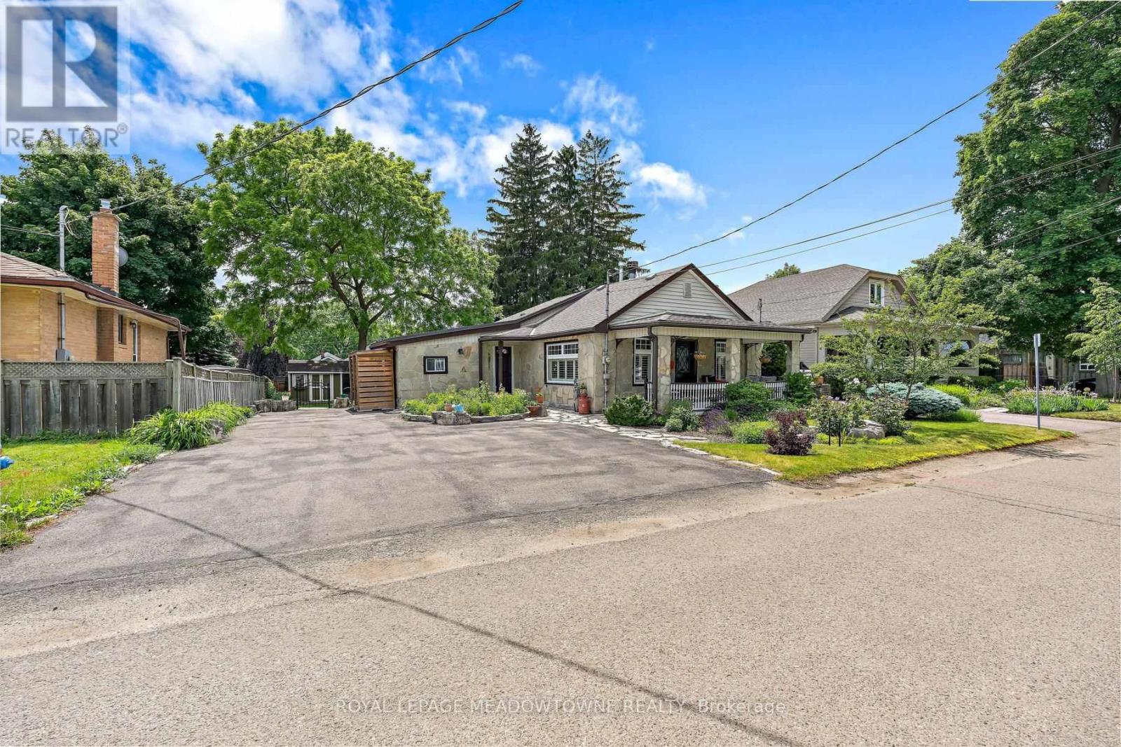 30 Victoria Street, Halton Hills (Georgetown), Ontario  L7G 3N6 - Photo 2 - W13639274