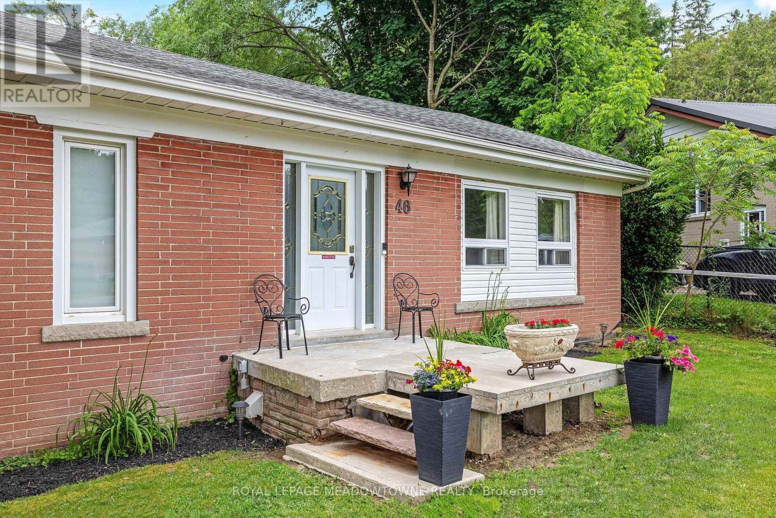 46 Hewson Crescent, Halton Hills (Georgetown), Ontario  L7G 2N9 - Photo 2 - W13644974
