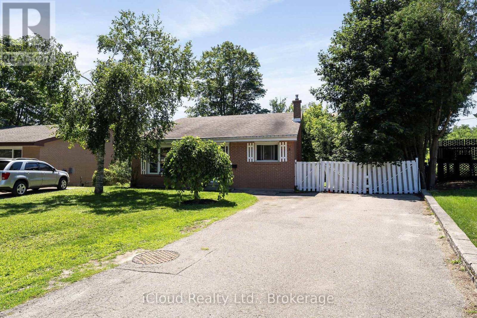 32 Mowbray Place, Halton Hills (Ac Acton), Ontario  L7J 2J8 - Photo 2 - W13648286