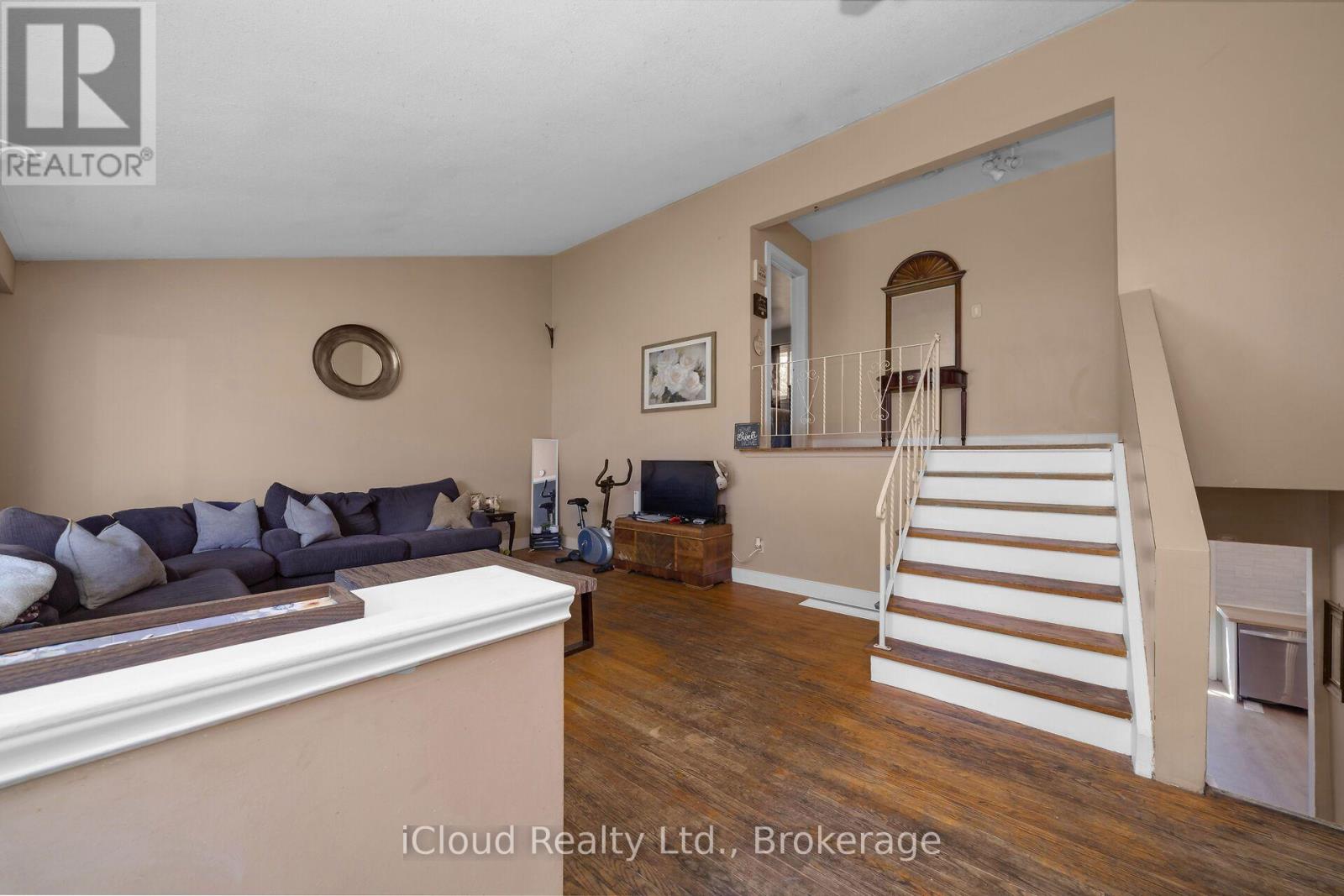 32 Mowbray Place, Halton Hills (Ac Acton), Ontario  L7J 2J8 - Photo 4 - W13648286