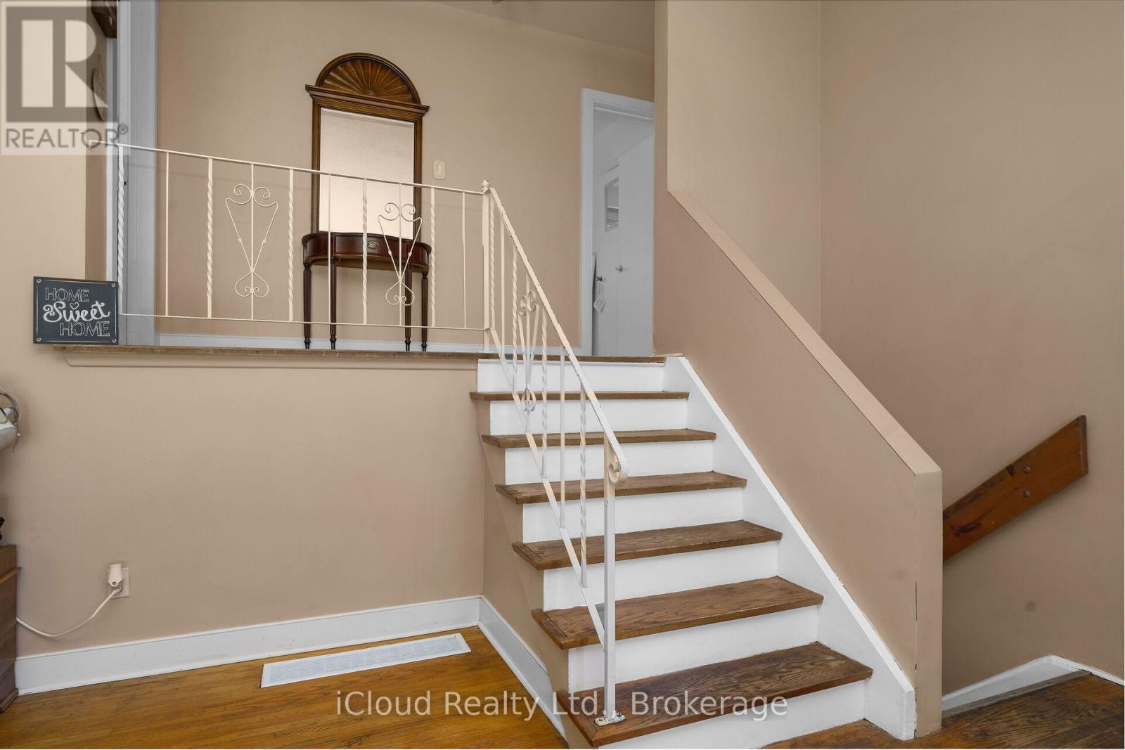 32 Mowbray Place, Halton Hills (Ac Acton), Ontario  L7J 2J8 - Photo 7 - W13648286