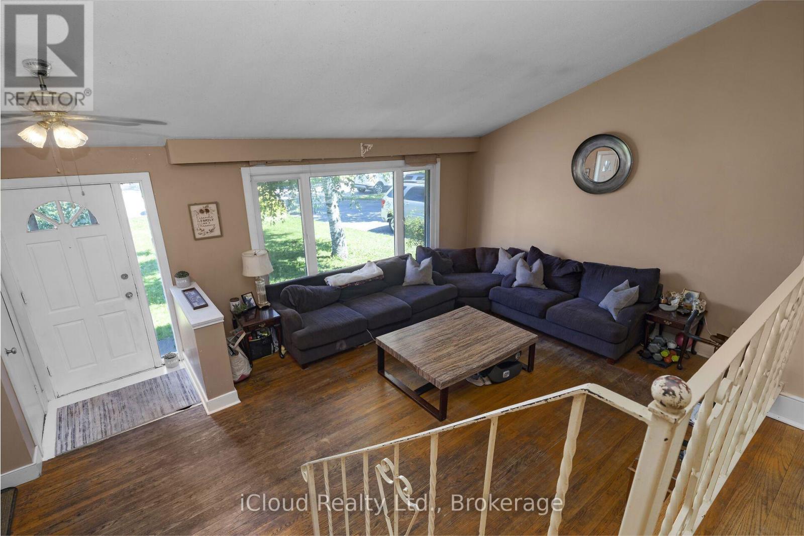 32 Mowbray Place, Halton Hills (Ac Acton), Ontario  L7J 2J8 - Photo 8 - W13648286