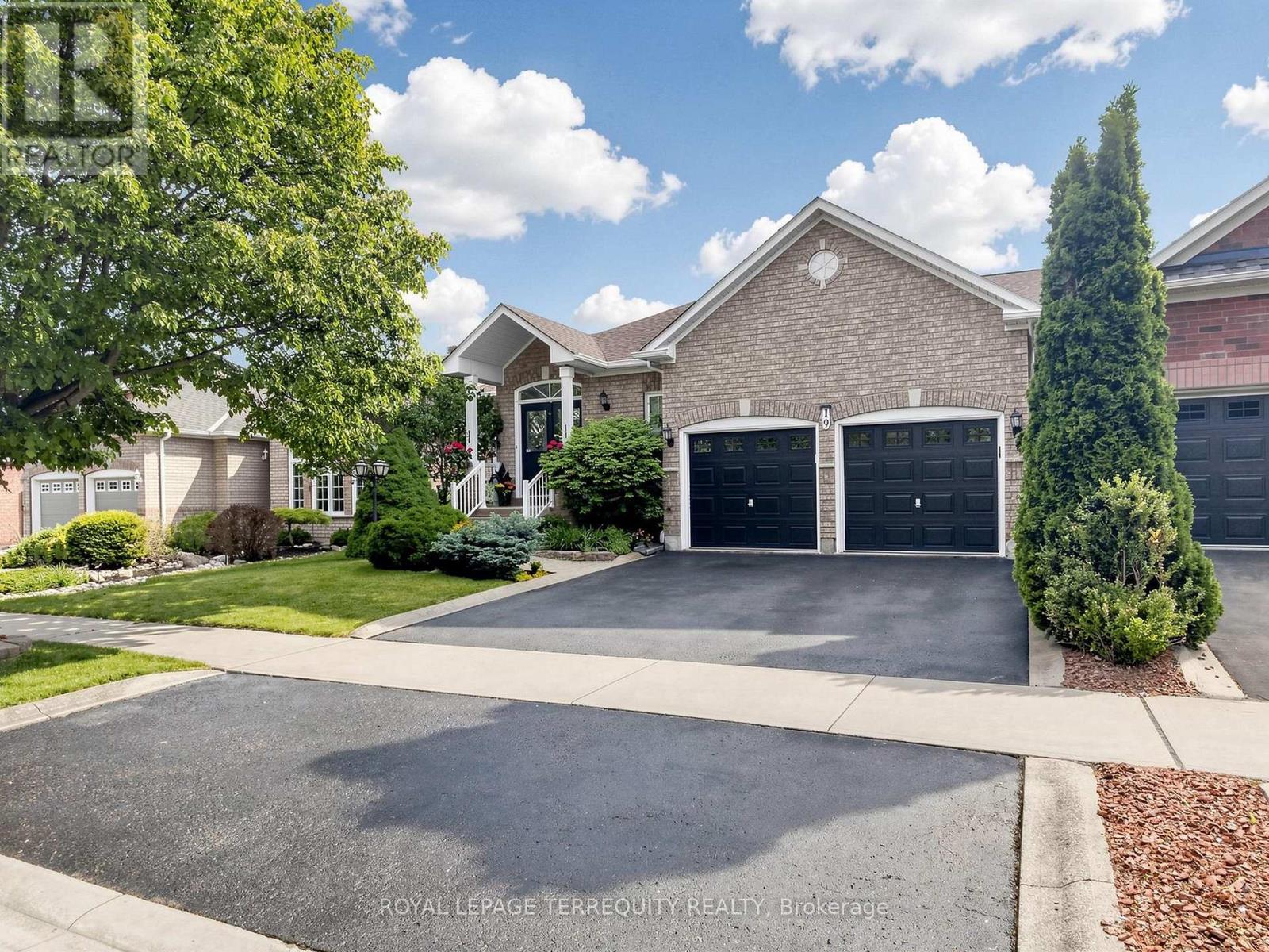 19 Johnson Crescent, Halton Hills (Georgetown), Ontario  L7G 6C9 - Photo 1 - W13656630