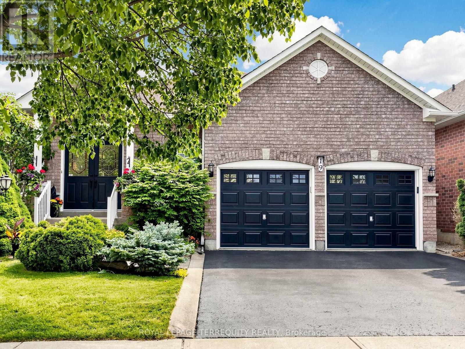19 Johnson Crescent, Halton Hills (Georgetown), Ontario  L7G 6C9 - Photo 3 - W13656630