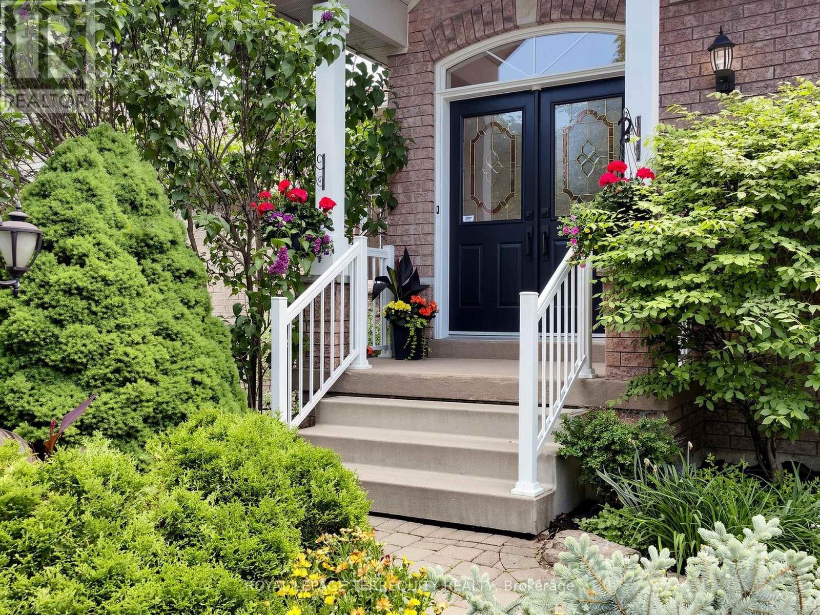19 Johnson Crescent, Halton Hills (Georgetown), Ontario  L7G 6C9 - Photo 4 - W13656630