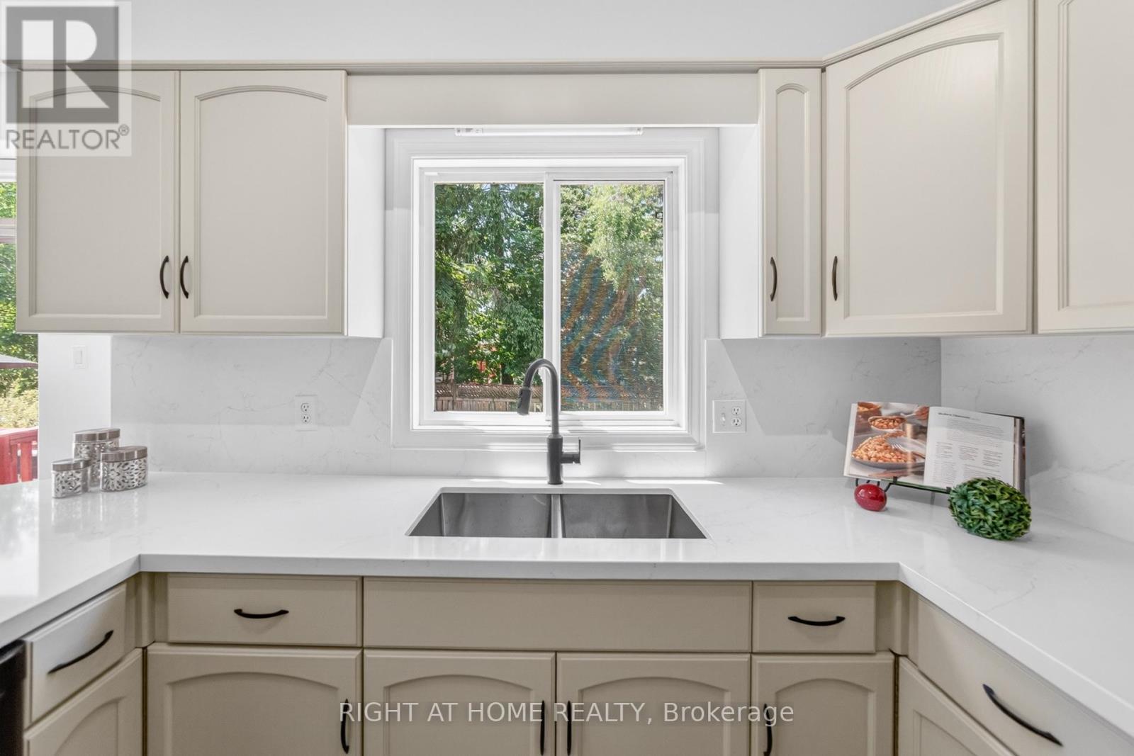 72 Beardmore Crescent, Halton Hills (Ac Acton), Ontario  L7J 2Z1 - Photo 5 - W13665870
