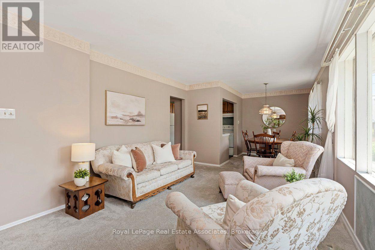 64 Mcintyre Crescent, Halton Hills (Georgetown), Ontario  L7G 1N3 - Photo 8 - W13671336