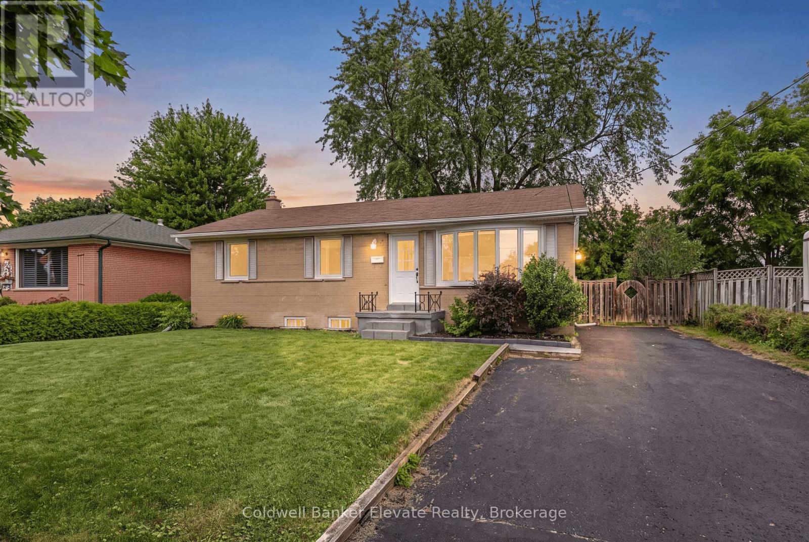 39 Mcgilvray Crescent, Halton Hills (Georgetown), Ontario  L7G 1L7 - Photo 1 - W13673428