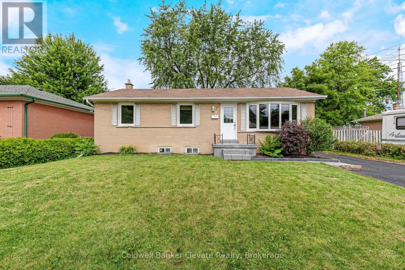 39 Mcgilvray Crescent, Halton Hills (Georgetown), Ontario  L7G 1L7 - Photo 2 - W13673428