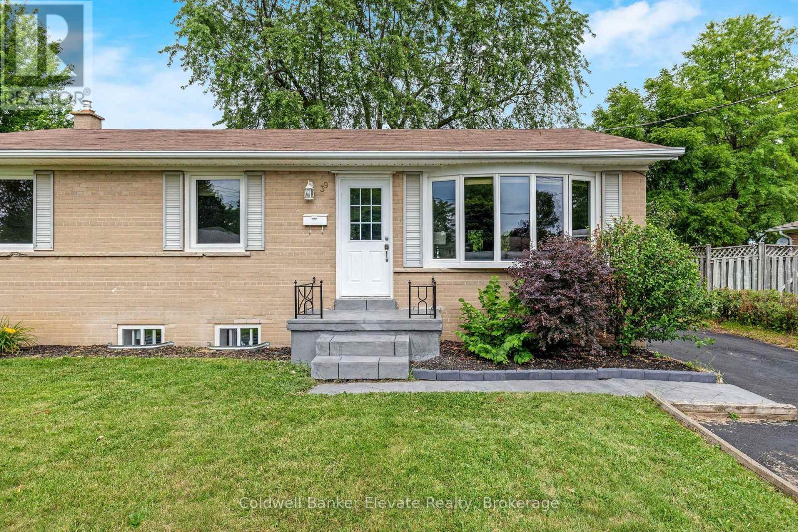39 Mcgilvray Crescent, Halton Hills (Georgetown), Ontario  L7G 1L7 - Photo 6 - W13673428