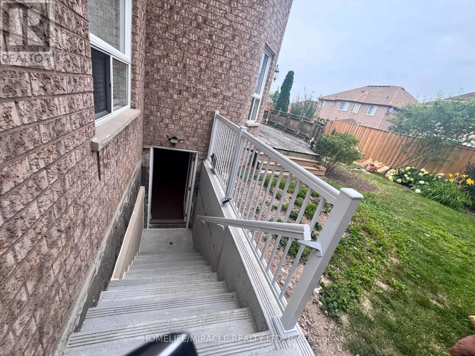 14 Berton Boulevard, Halton Hills (Georgetown), Ontario  L7G 6A5 - Photo 2 - W13680266