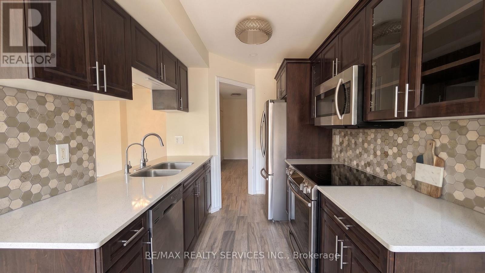 11 Beverly Lane, Halton Hills (Georgetown), Ontario  L7G 5L7 - Photo 2 - W13689042