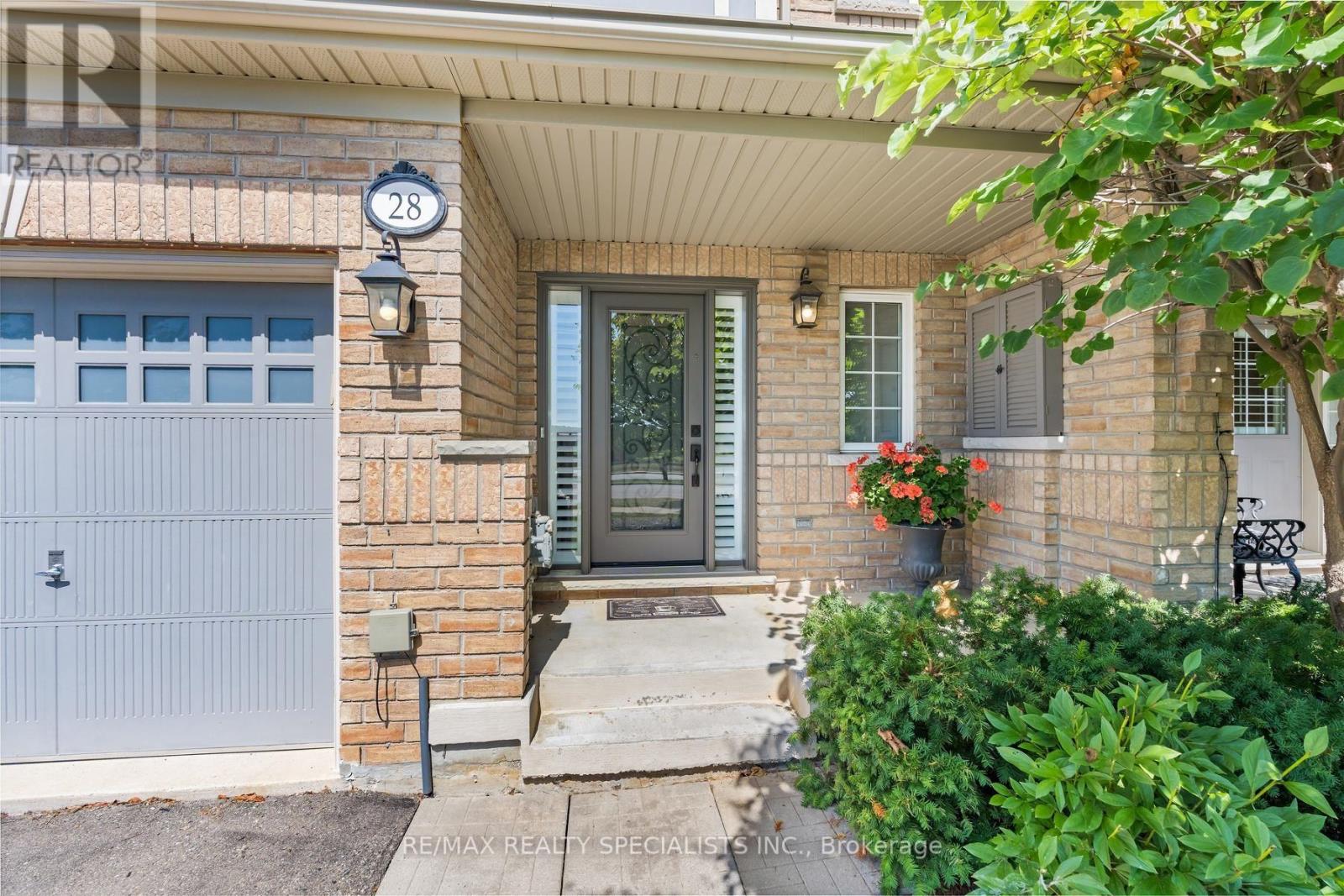 28 Chetholme Place, Halton Hills (Georgetown), Ontario  L7G 0E1 - Photo 2 - W13692100