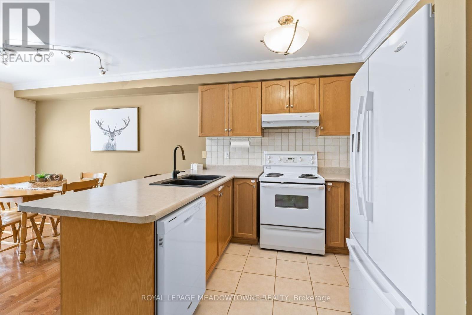 136 Dominion Gardens Drive, Halton Hills (Georgetown), Ontario  L7G 6B6 - Photo 10 - W13697128