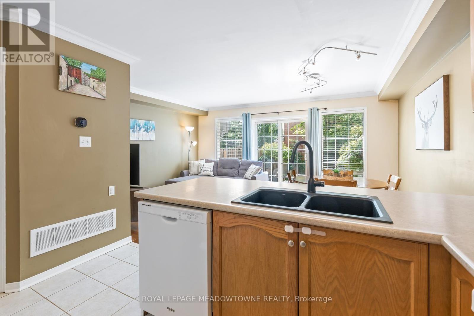 136 Dominion Gardens Drive, Halton Hills (Georgetown), Ontario  L7G 6B6 - Photo 11 - W13697128