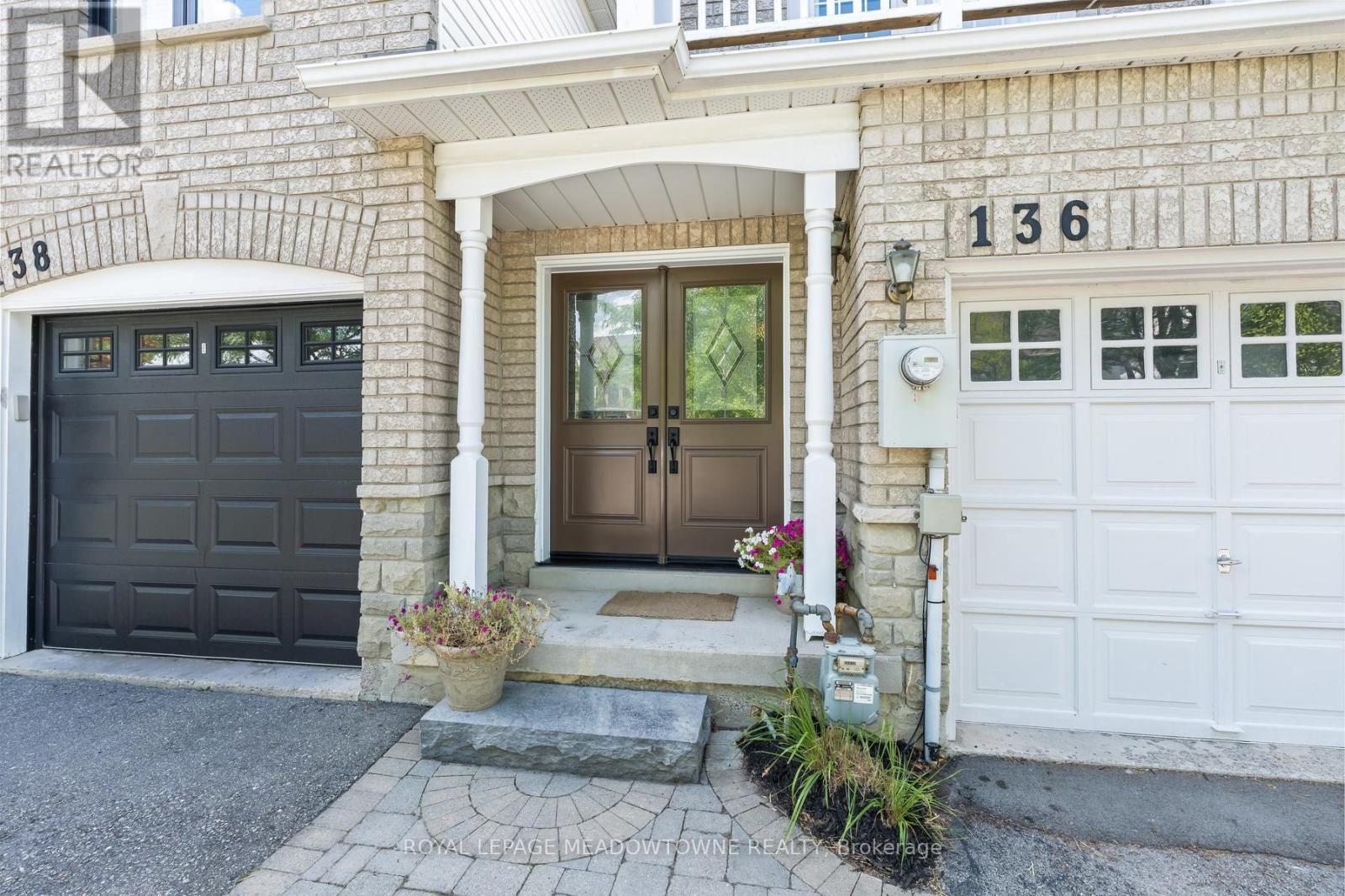 136 Dominion Gardens Drive, Halton Hills (Georgetown), Ontario  L7G 6B6 - Photo 2 - W13697128