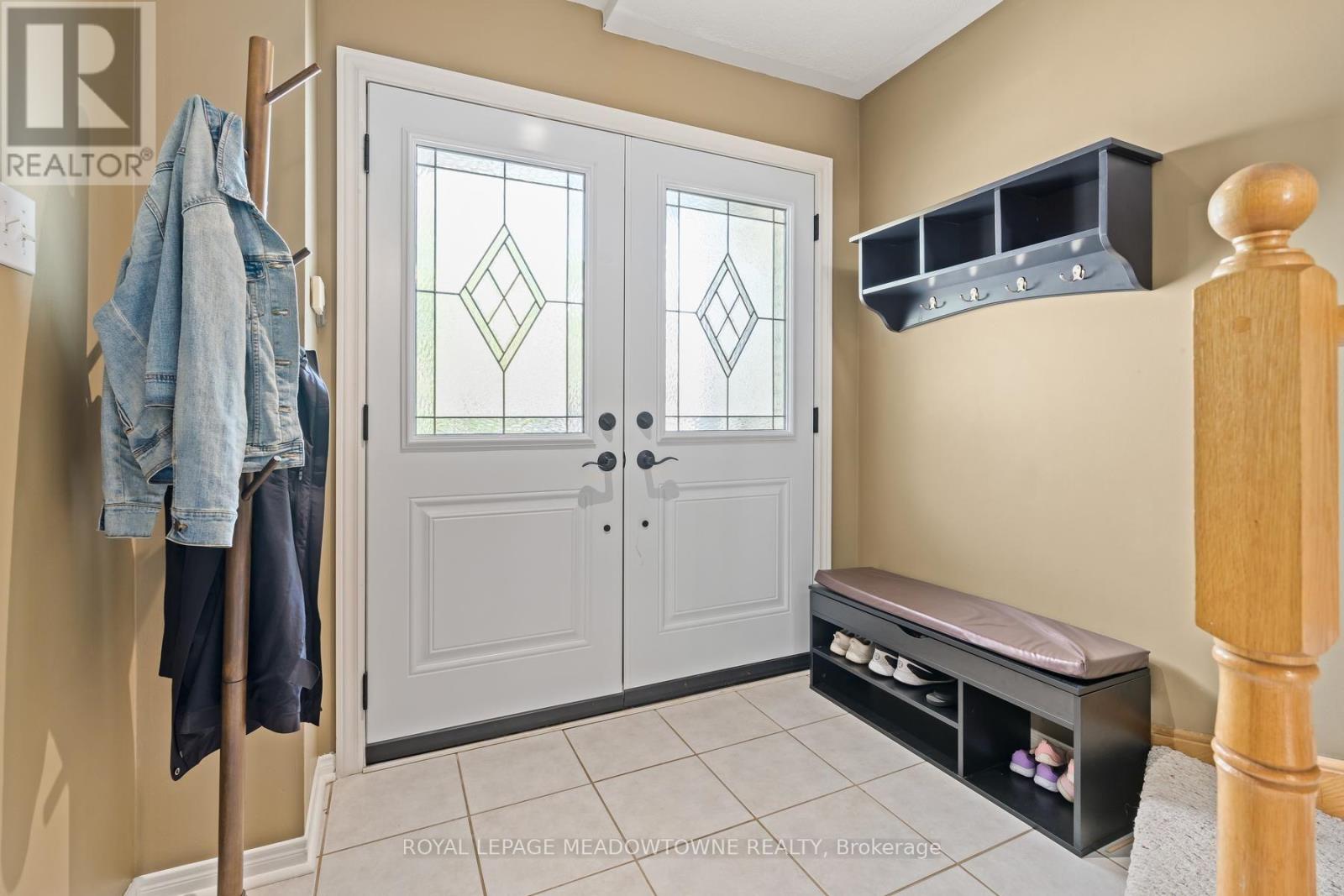 136 Dominion Gardens Drive, Halton Hills (Georgetown), Ontario  L7G 6B6 - Photo 3 - W13697128