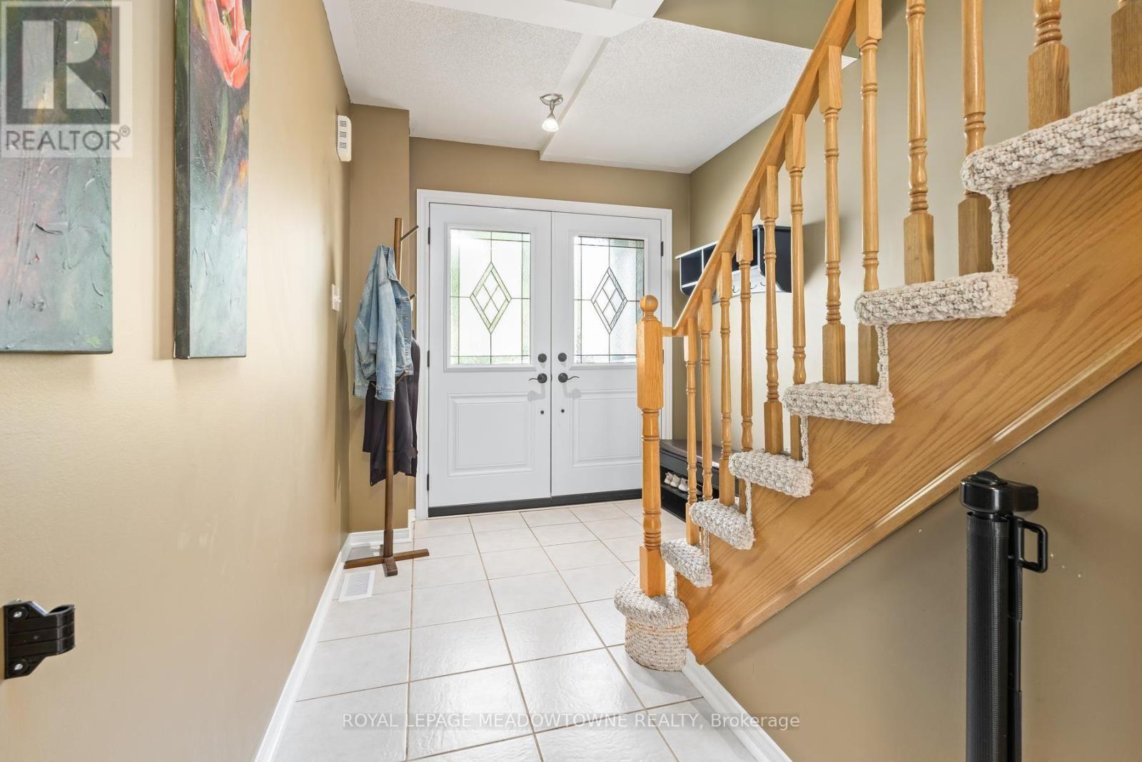 136 Dominion Gardens Drive, Halton Hills (Georgetown), Ontario  L7G 6B6 - Photo 4 - W13697128