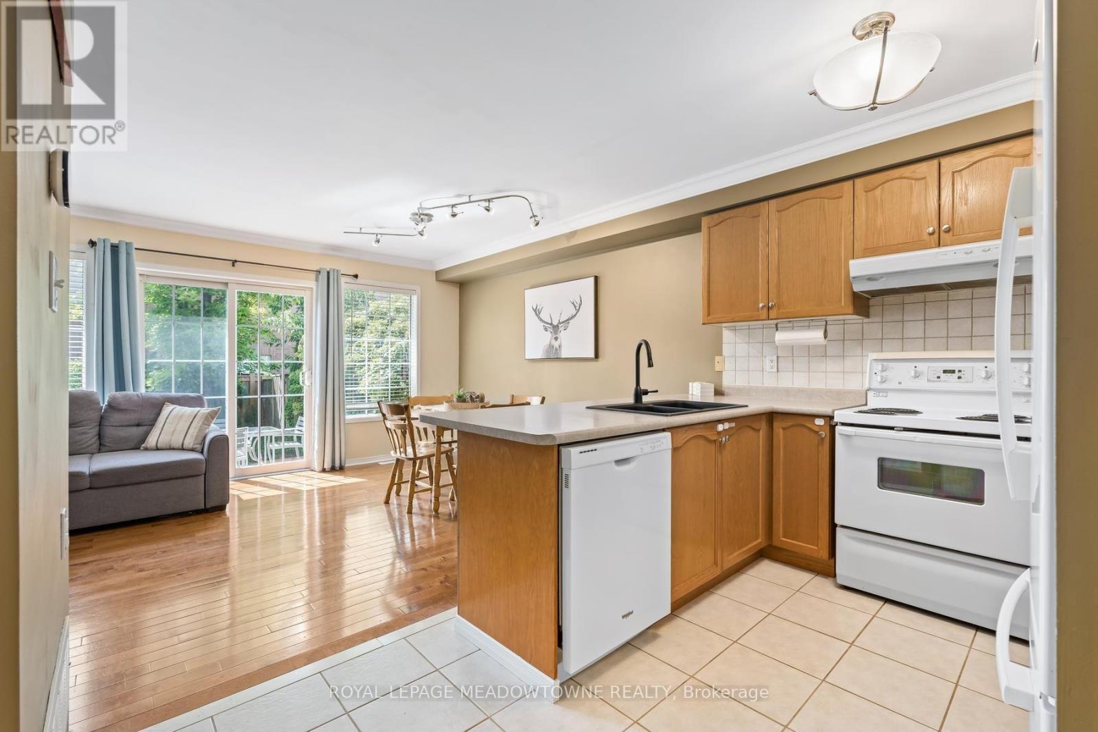 136 Dominion Gardens Drive, Halton Hills (Georgetown), Ontario  L7G 6B6 - Photo 6 - W13697128