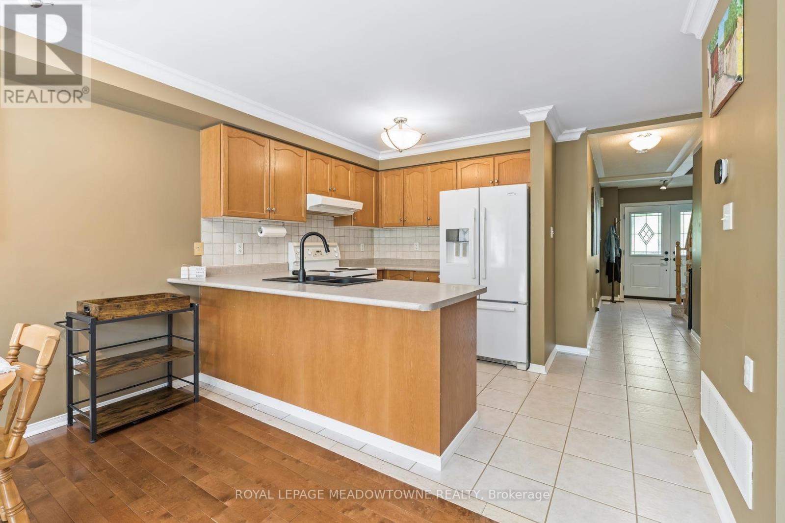 136 Dominion Gardens Drive, Halton Hills (Georgetown), Ontario  L7G 6B6 - Photo 7 - W13697128