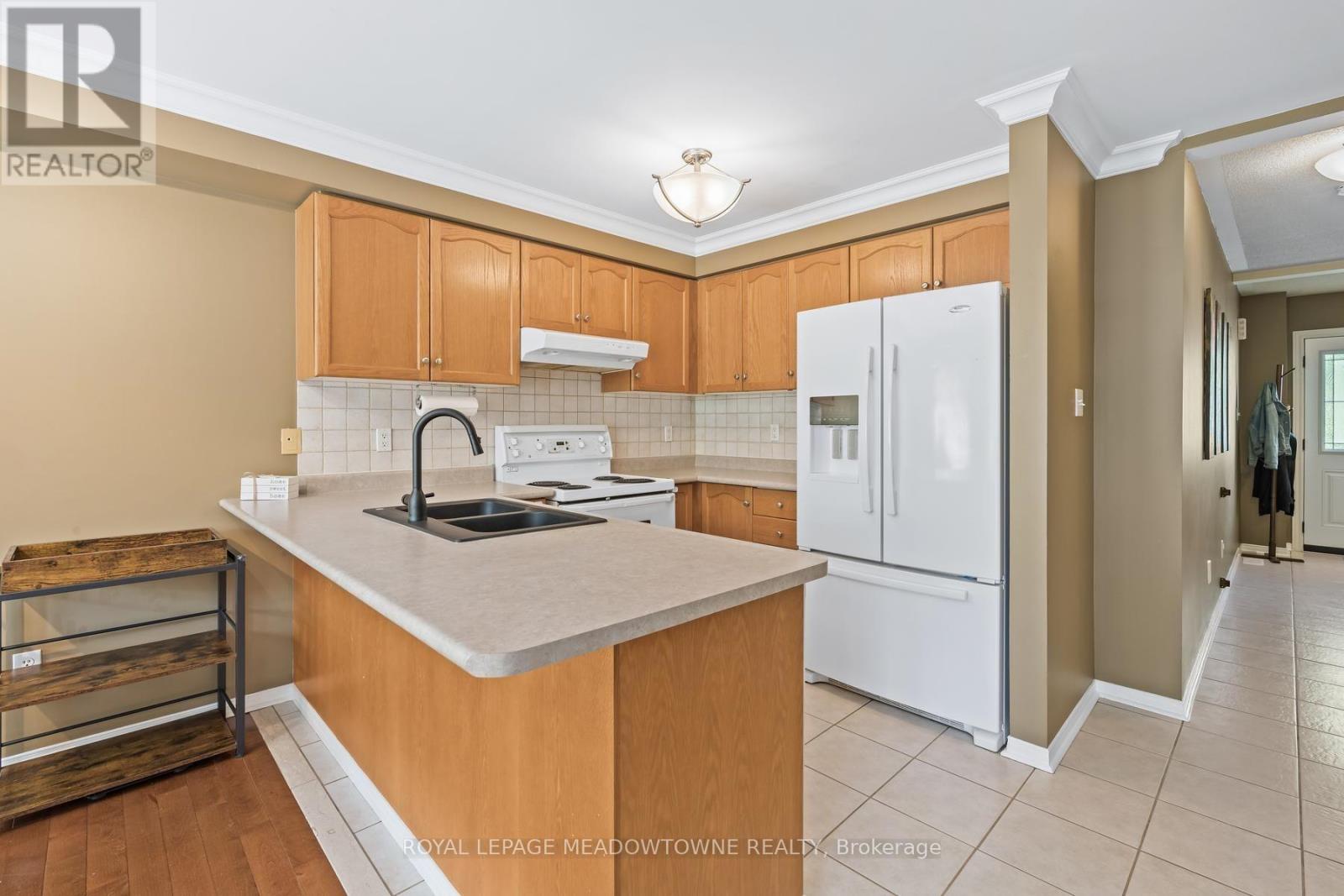 136 Dominion Gardens Drive, Halton Hills (Georgetown), Ontario  L7G 6B6 - Photo 8 - W13697128