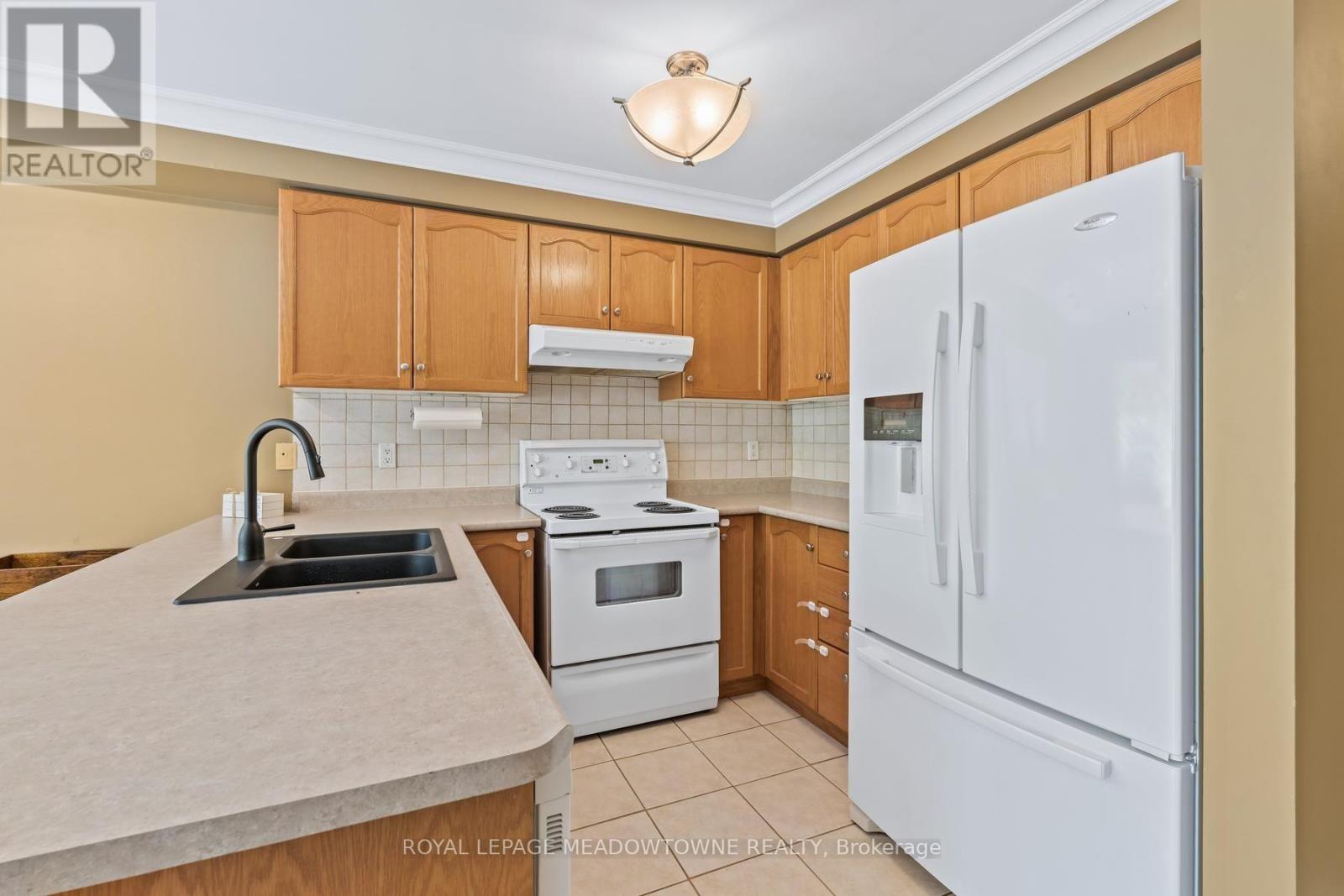 136 Dominion Gardens Drive, Halton Hills (Georgetown), Ontario  L7G 6B6 - Photo 9 - W13697128