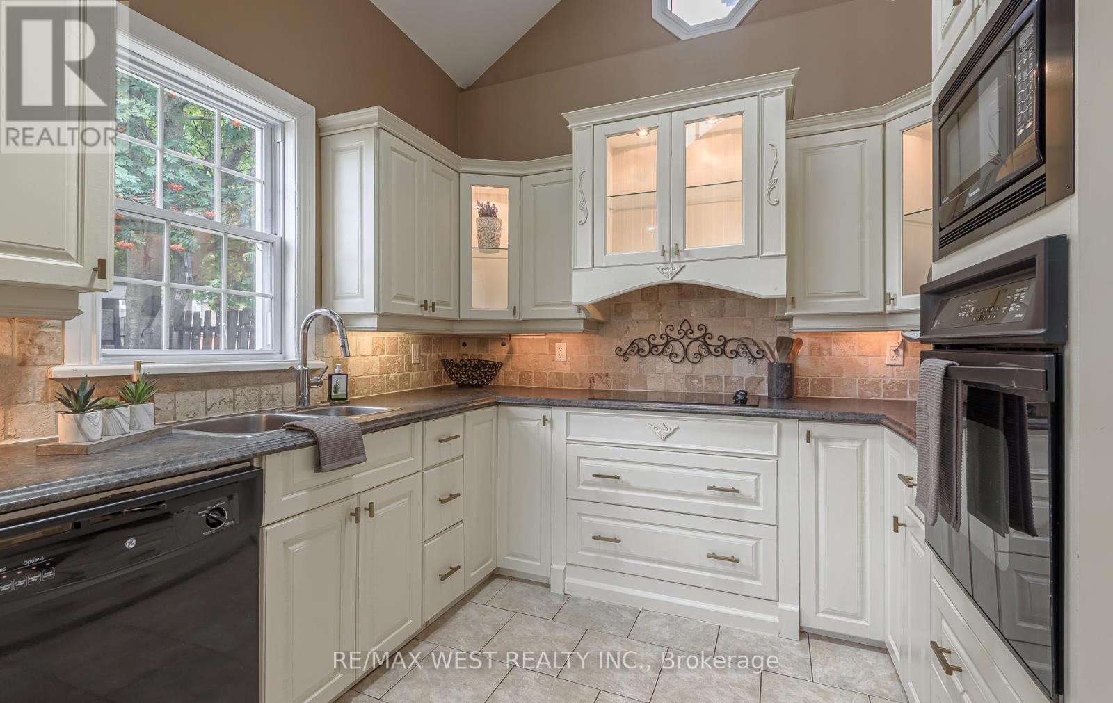 37 Main Street N, Halton Hills (Ac Acton), Ontario  L7J 1V5 - Photo 14 - W13699644