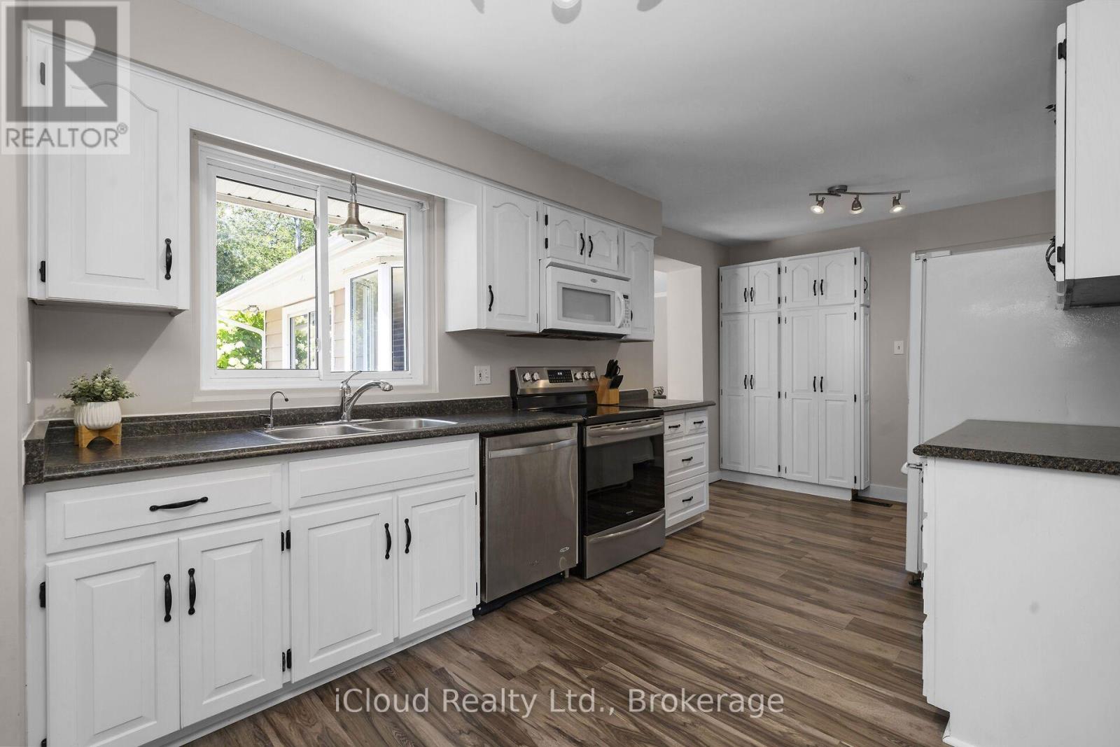 128 Elmore Drive, Halton Hills (Ac Acton), Ontario  L7J 1T2 - Photo 10 - W13709266
