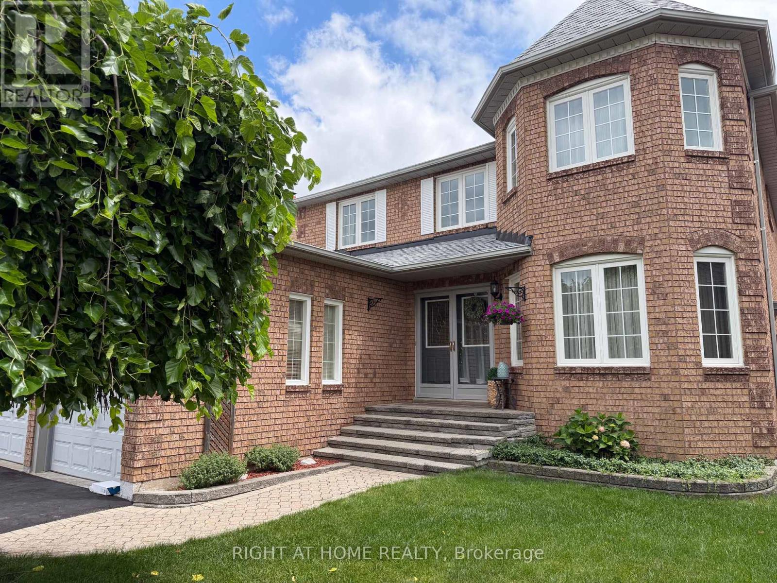 17 Eaton Street, Halton Hills (Georgetown), Ontario  L7G 5L4 - Photo 4 - W13715036