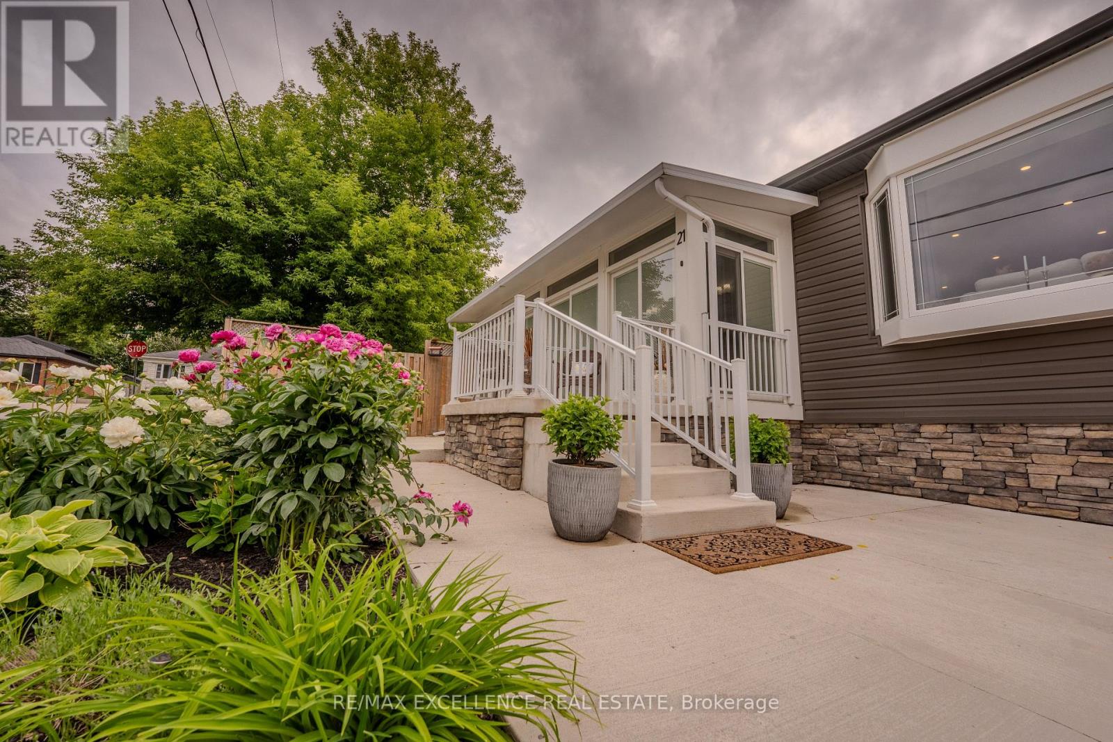 21 Elizabeth Street, Halton Hills (Georgetown), Ontario  L7G 3K1 - Photo 2 - W13715382