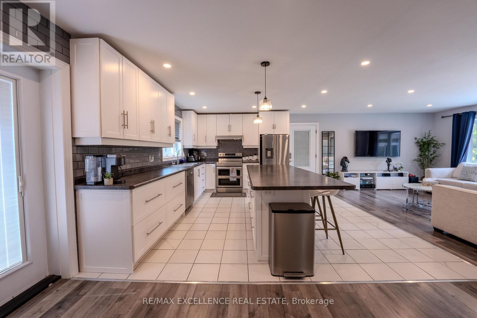 21 Elizabeth Street, Halton Hills (Georgetown), Ontario  L7G 3K1 - Photo 8 - W13715382