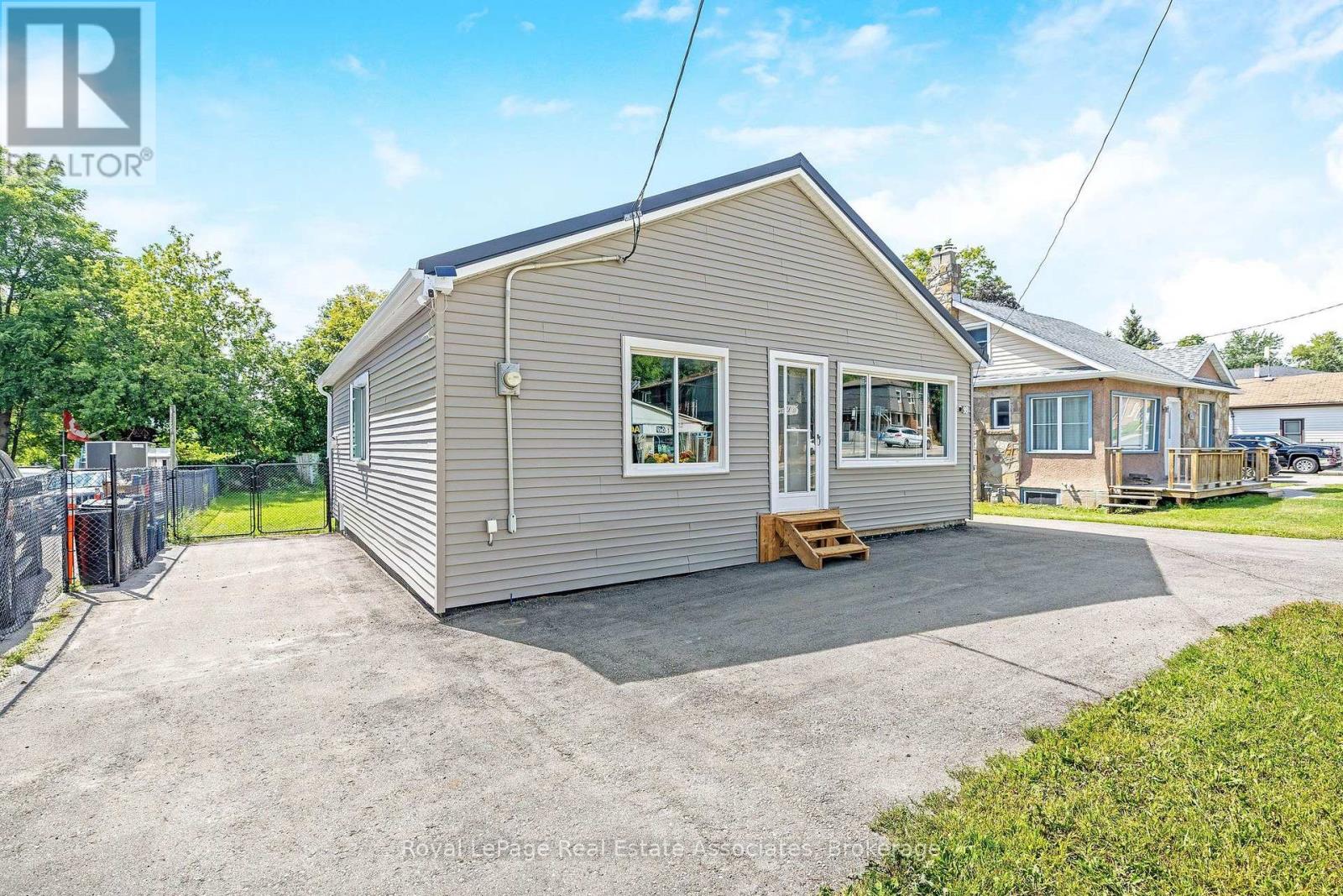 98 Main Street N, Halton Hills (Ac Acton), Ontario  L7J 1W2 - Photo 4 - W13715392