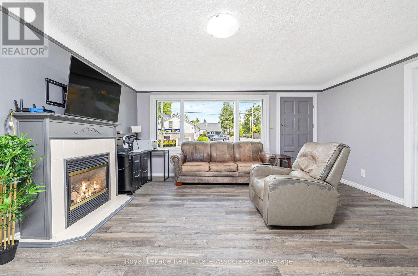 98 Main Street N, Halton Hills (Ac Acton), Ontario  L7J 1W2 - Photo 8 - W13715392
