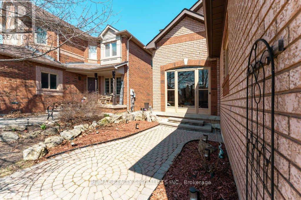 34 Killaloe Crescent, Halton Hills (Georgetown), Ontario  L7G 5N2 - Photo 3 - W13719866