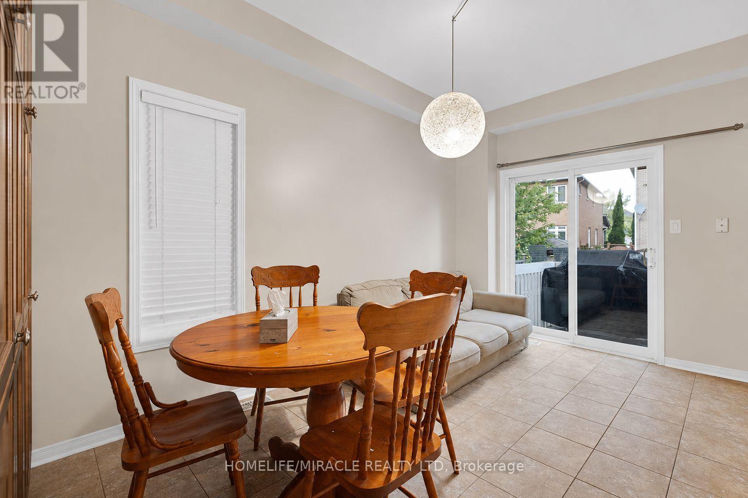 Main & Upper Floor - 15 Chetholme Place E, Halton Hills (Georgetown), Ontario  L7G 0B5 - Photo 4 - W13721356