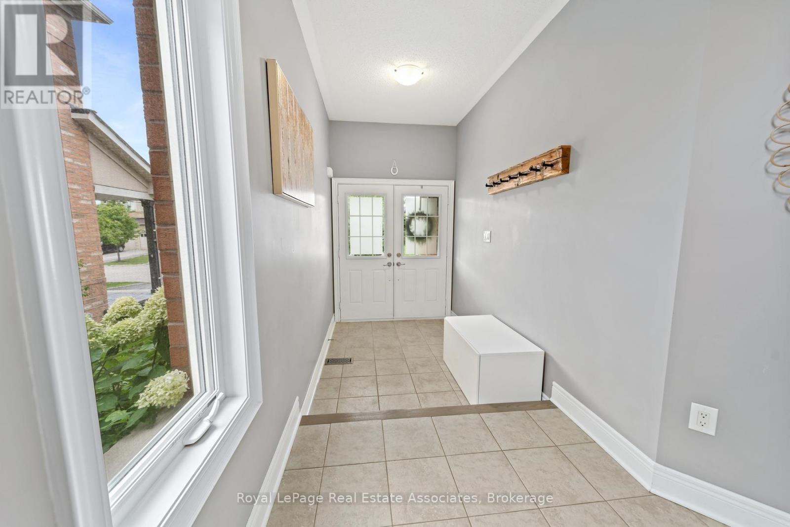 8 Duffel Crescent, Halton Hills (Georgetown), Ontario  L7G 0H7 - Photo 4 - W13751608