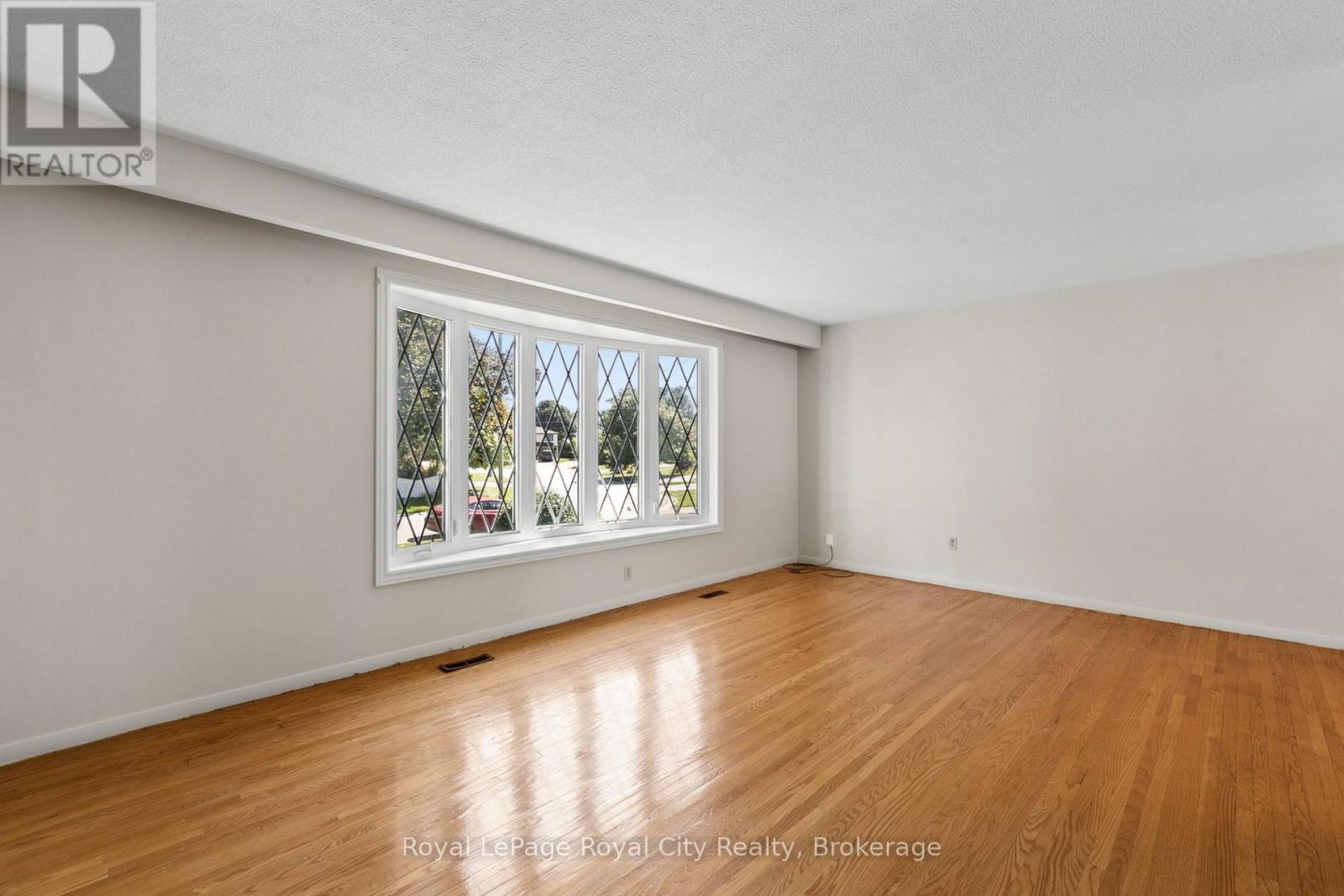 16 Heather Court, Halton Hills (Georgetown), Ontario  L7G 2R6 - Photo 4 - W13781946
