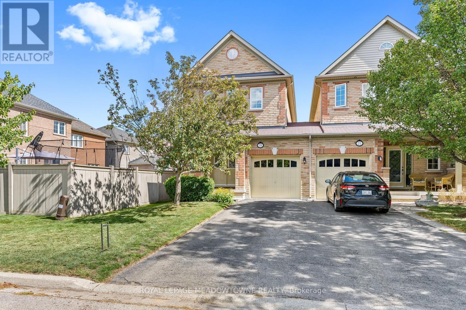 19 Goldham Way, Halton Hills (Georgetown), Ontario  L7G 0B2 - Photo 1 - W13784600
