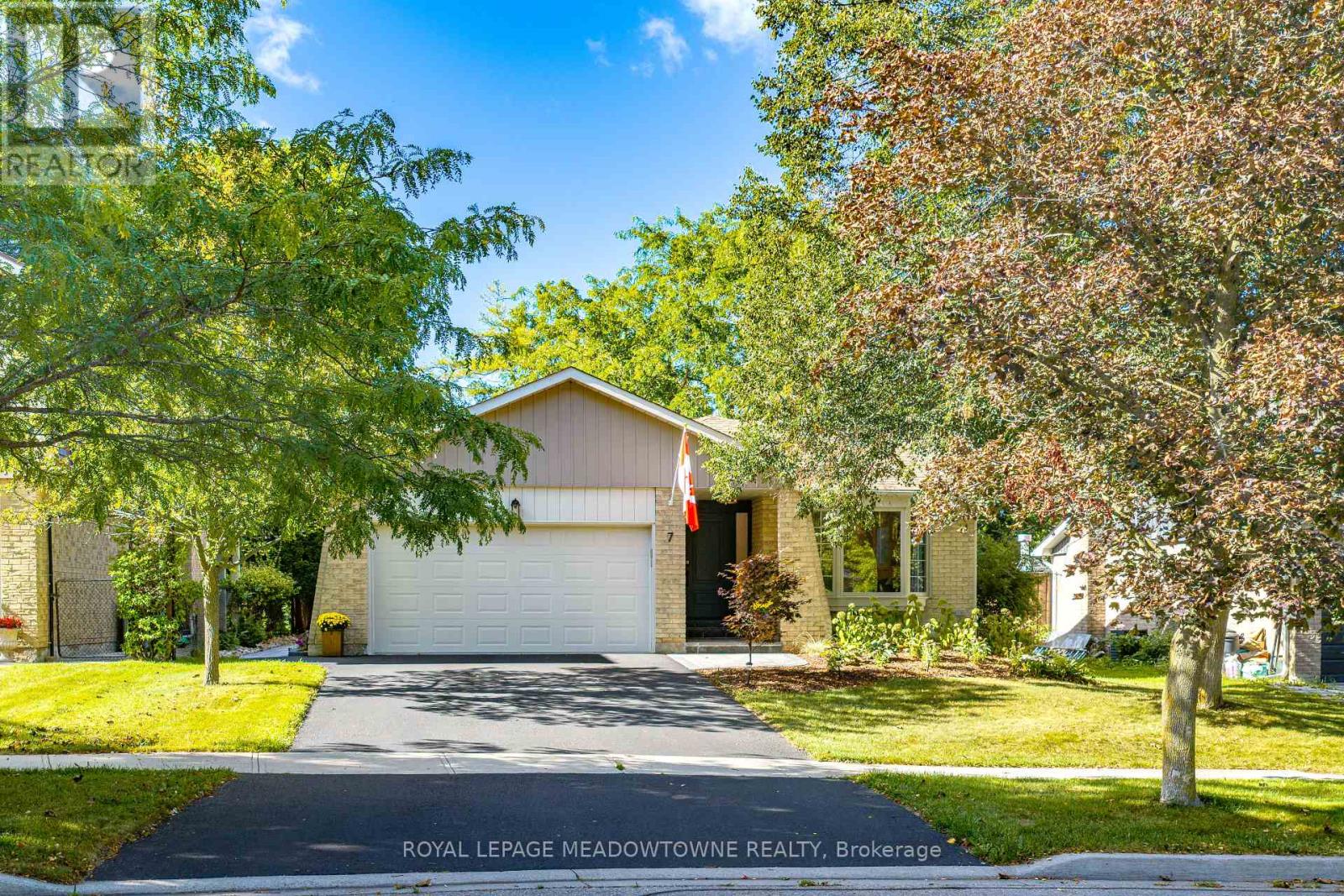7 Terry Court, Halton Hills (Georgetown), Ontario  L7G 1P4 - Photo 2 - W13784890