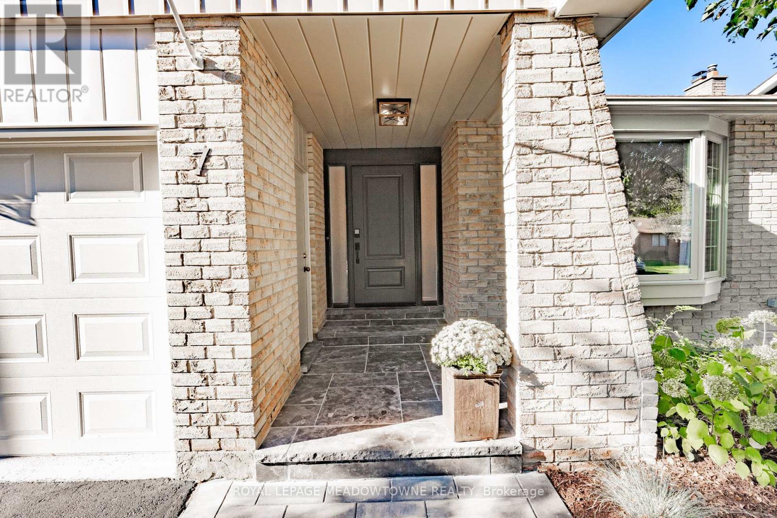 7 Terry Court, Halton Hills (Georgetown), Ontario  L7G 1P4 - Photo 4 - W13784890